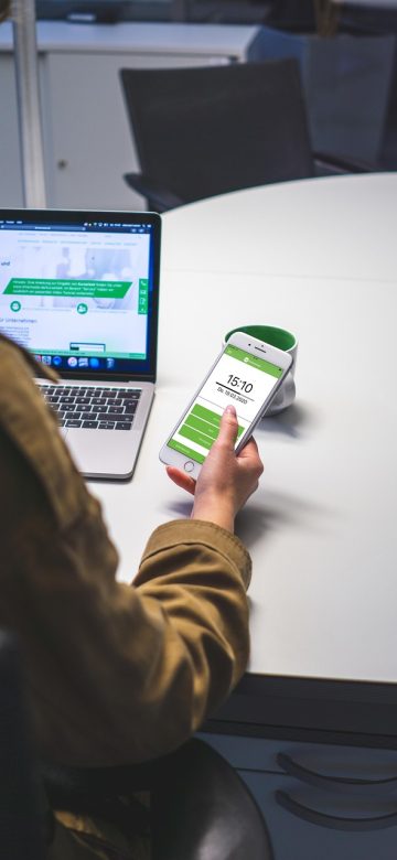 ai写作 App 我的草稿页面截图，列表里按时间倒序排列着若干条未完成的写作草稿，每条显示标题和最后编辑时间